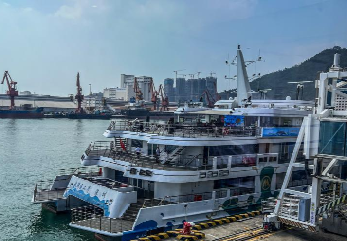 深圳港的货船与邮轮